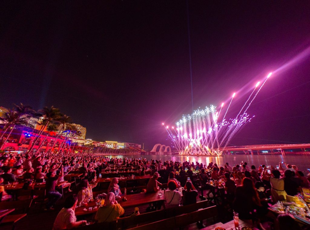 Vì sao ngày càng nhiều nhà đầu tư “bỏ phố” ra biển Phú Quốc? 4show Sunset Town7 1773468682 1024x760